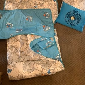 King Quilt. Barely used. W/ shams, decor pillows.